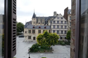 Interior - F3 in the heart of a tourist town, beautiful view, on a typical square (Rouen)
