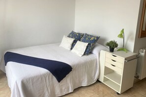 3 bedrooms, iron/ironing board, bed sheets