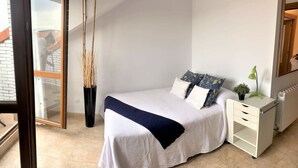 Ein Schlafzimmer mit einem Bett, einem Nachttisch und einem Spiegel.