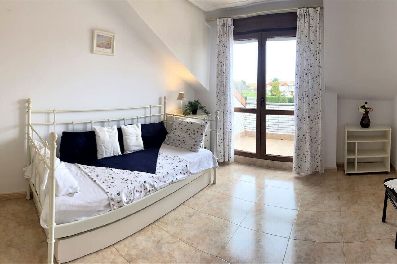 3 bedrooms, iron/ironing board, bed sheets