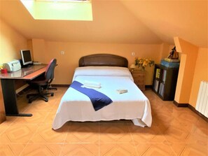 5 bedrooms, iron/ironing board, bed sheets