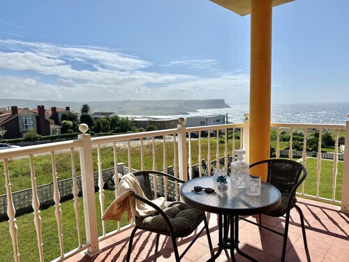 Chalet con jardin independiente y vistas al mar -