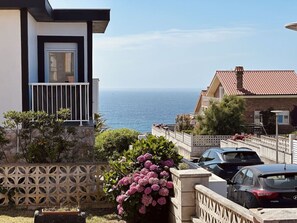 Property grounds - Chalet con jardin independiente y vistas al mar - (Ajo)