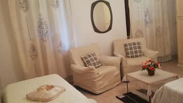 2 habitaciones y tabla de planchar con plancha