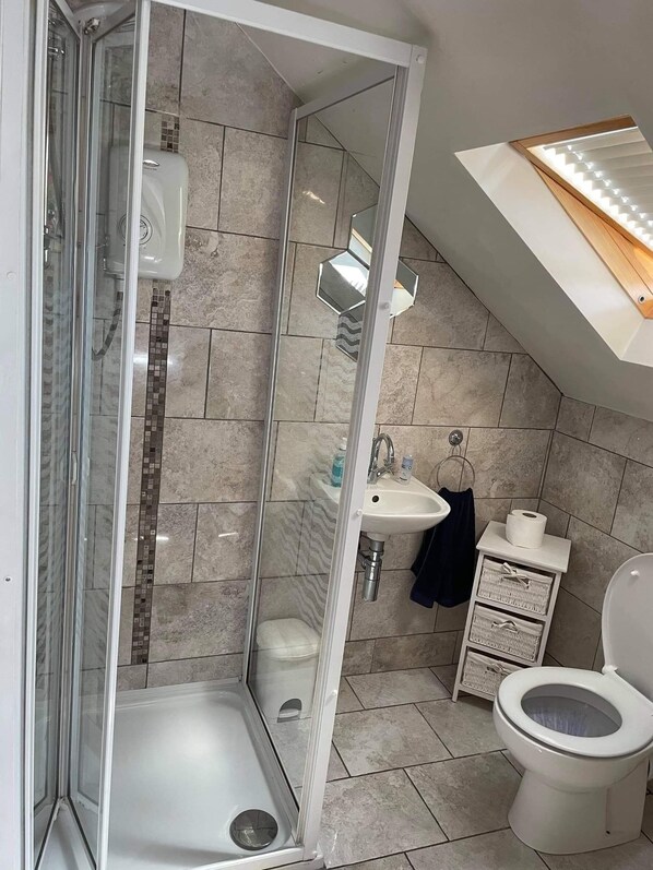 Habitación cuádruple | Baño | Regadera, regadera tipo lluvia, secadora de cabello, toallas 