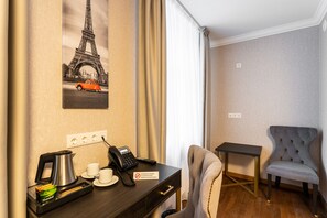 Eenvoudige kamer, 1 twee- of 2 eenpersoonsbedden | Een bureau, een laptopwerkplek, gratis wifi, beddengoed