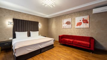 Escritorio, espacio para trabajar con laptop y wifi gratis