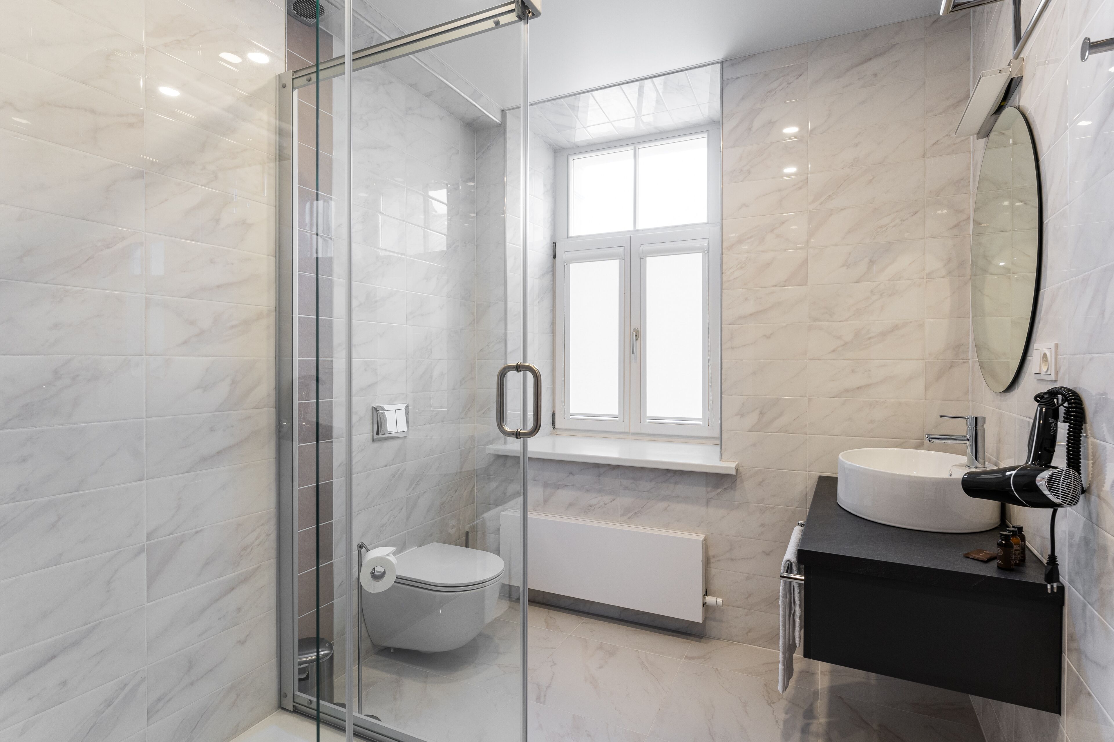 Basic-Doppelzimmer zur Einzelnutzung | Badezimmer | Dusche, kostenlose Toilettenartikel, Haartrockner, Hausschuhe