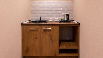 Escritorio, espacio para trabajar con laptop y wifi gratis