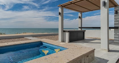 4 BR Luxurious Ocean front Casa Estrella in Islas del Mar