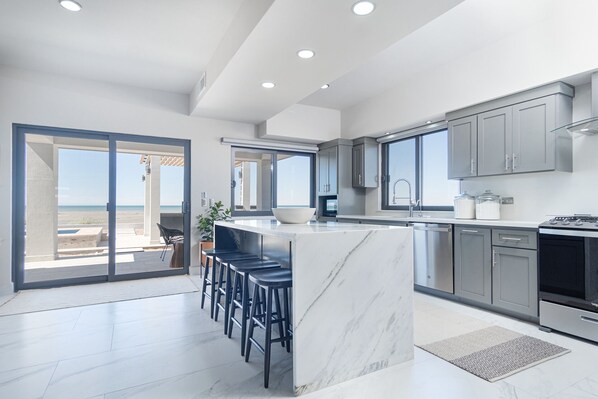 Fridge, microwave, oven, stovetop - 4 BR Luxurious Ocean front Casa Estrella in Islas del Mar (Puerto Peñasco)