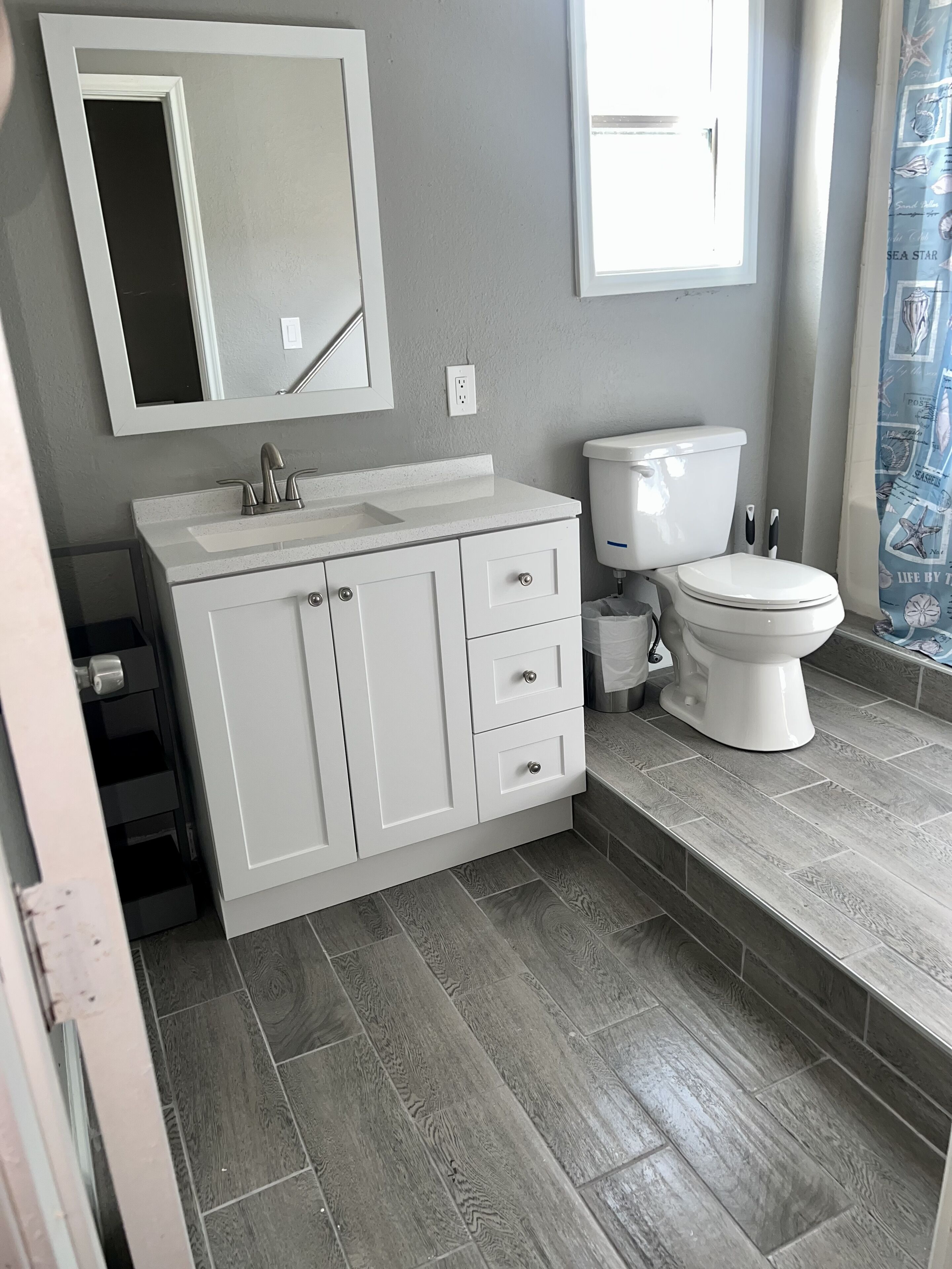 Remodeled 1 bedroom apartment centrally located