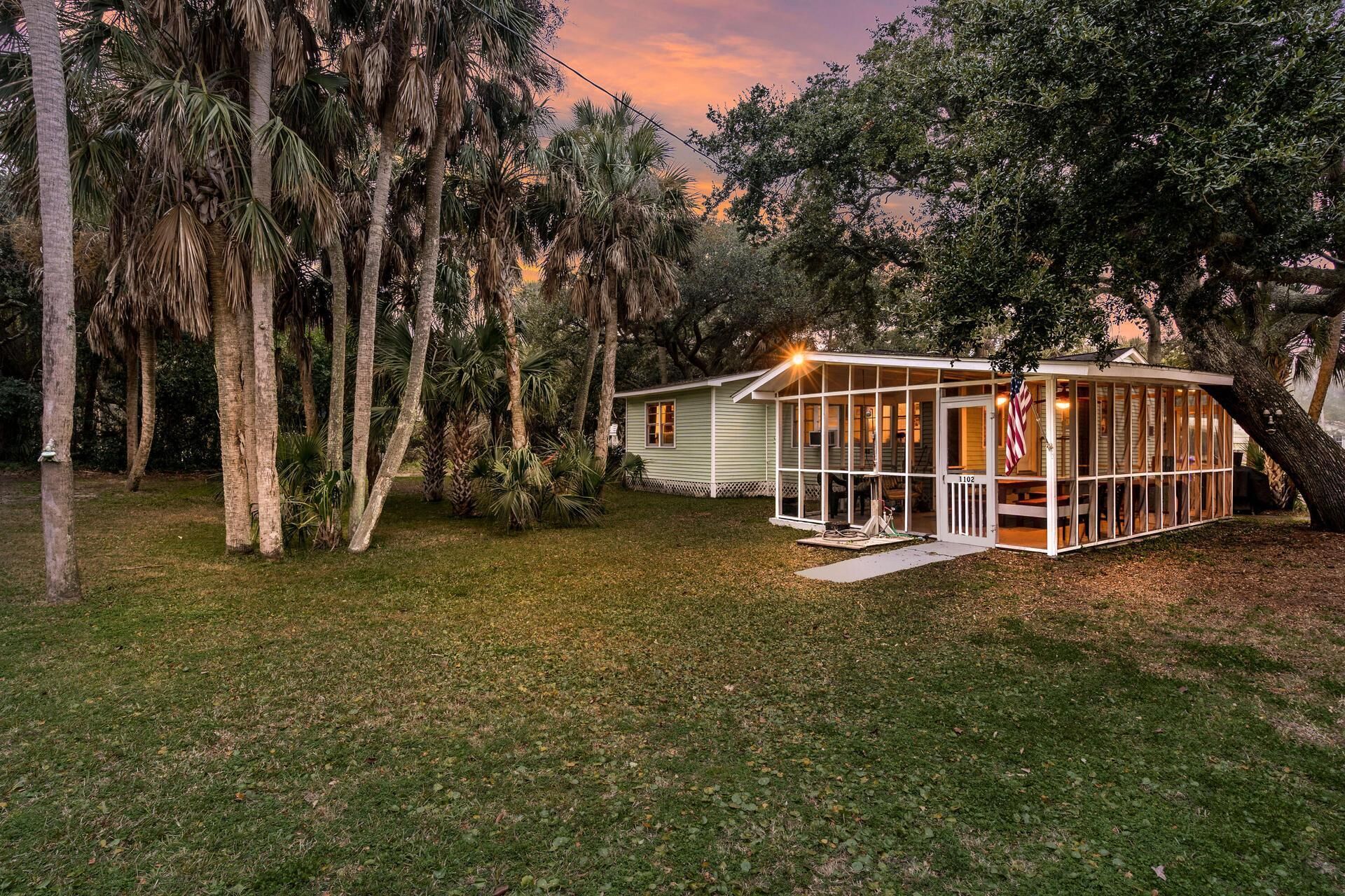 Anna Bell's Cottage. Steps to the Beach. Tropical Paradise