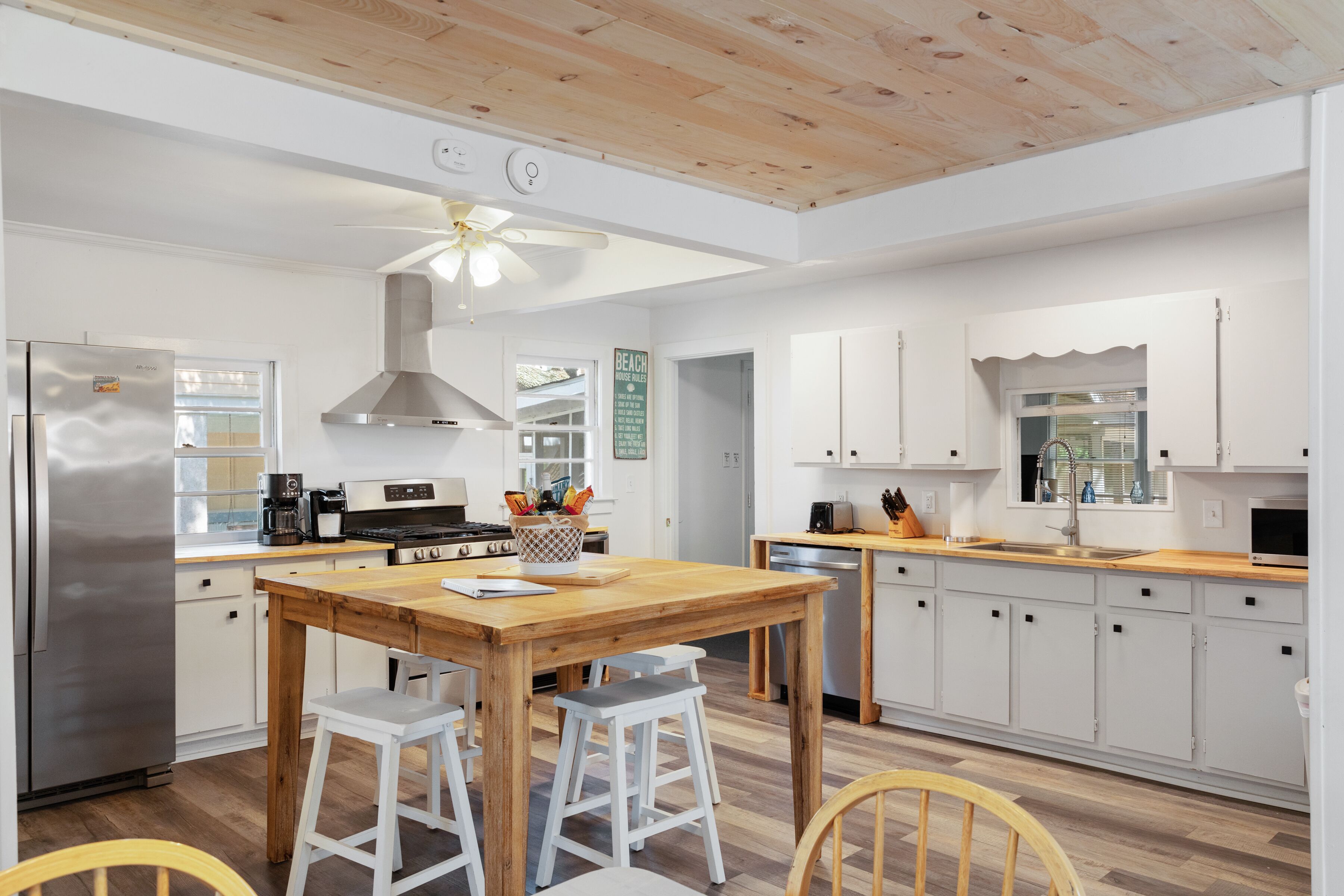 Anna Bell's Cottage. Steps to the Beach. Tropical Paradise