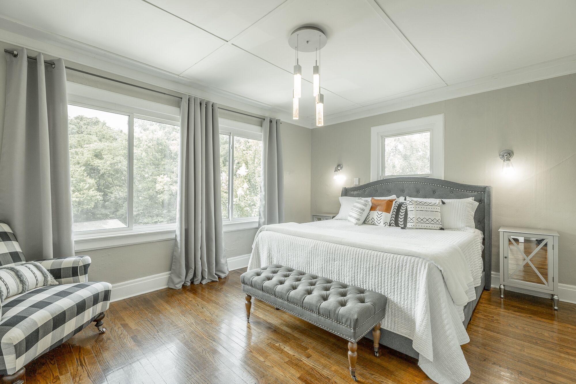 4 habitaciones, escritorio y tabla de planchar con plancha 