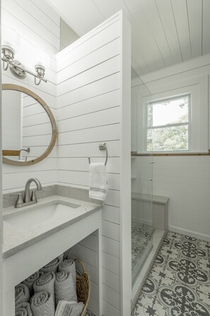 Ensemble douche/baignoire, sĂšche-cheveux, serviettes fournies, savon