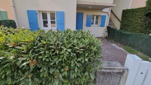 A building with blue shutters and a small staircase leading to a second floor. - Apartment 400m from the sea, 26" bicycles available (Dolus-d'Oléron)