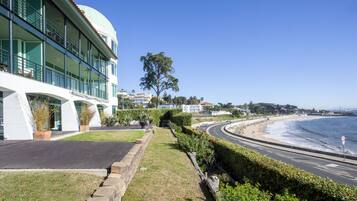 Situated beachfront, this hotel offers access to the sandy shore and ocean.