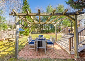 Outdoor dining - Charming Springs Post Modern (East Hampton)