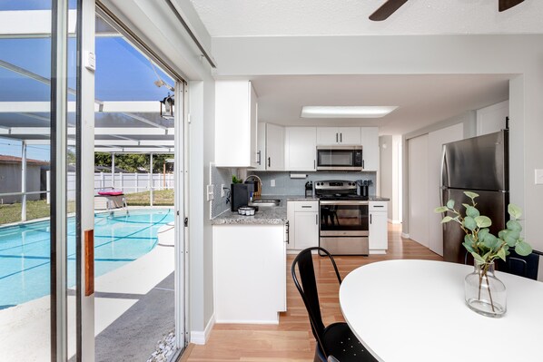 Kjøleskap, mikrobølgeovn, ovn og kokeplater