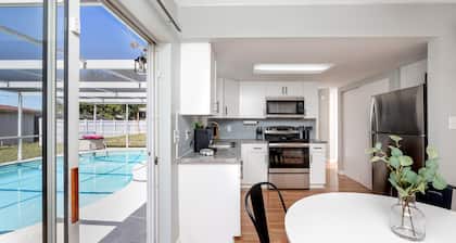 Sunny Escape: Vibrant Pool Home