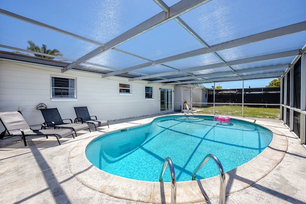 Outdoor pool - Sunny Escape: Vibrant Pool Home (Port Richey)