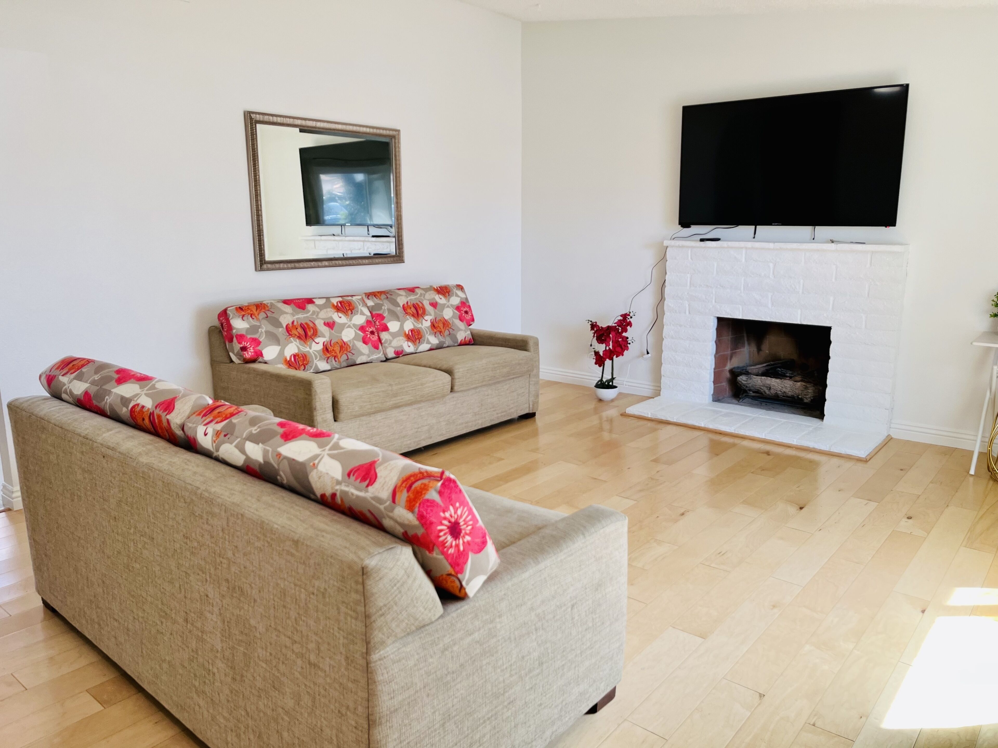 Cozy 4-bedrooms home with indoor fireplace