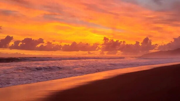 A beach with waves and a sunset. - Very Near Corcovado Park... Basic bungalows in the forest surrounded by wildlife (Golfito)