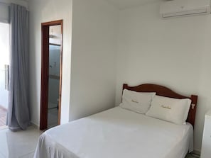 Chambre de base double ou avec lits jumeaux | AccĂšs au Wi-Fi (inclus)