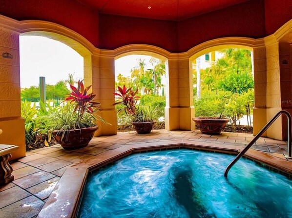 Alberca al aire libre y alberca climatizada