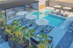 Una piscina al aire libre