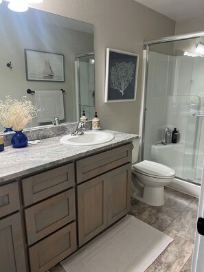 Ensemble douche/baignoire, sèche-cheveux