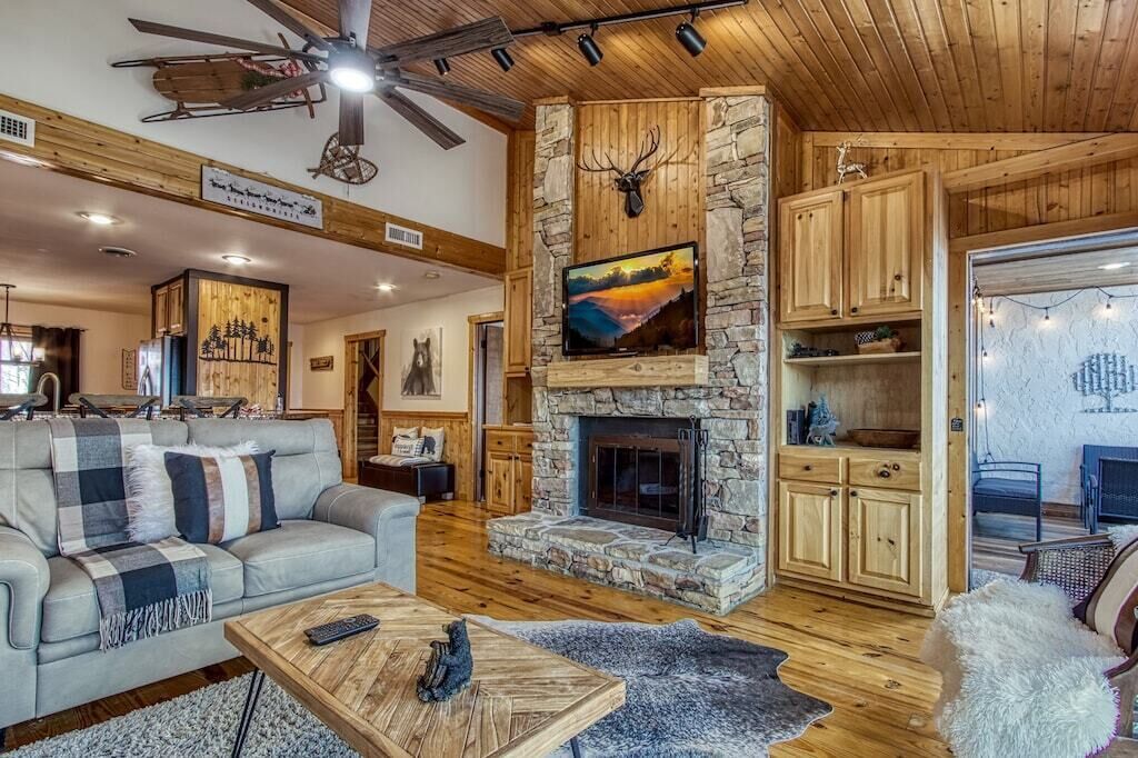 Majestic 3BD near TOWN! Mountain Views! POOL