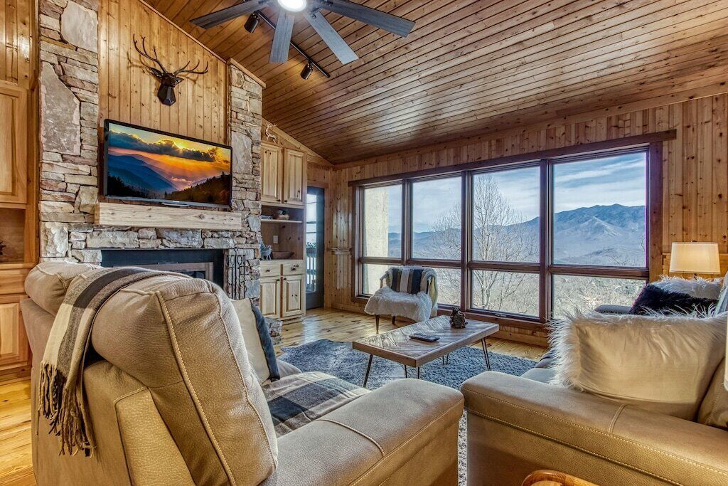 Majestic 3BD near TOWN! Mountain Views! POOL