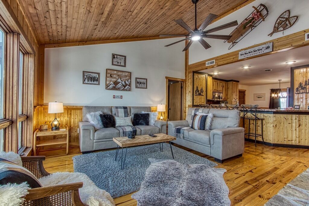 Majestic 3BD near TOWN! Mountain Views! POOL