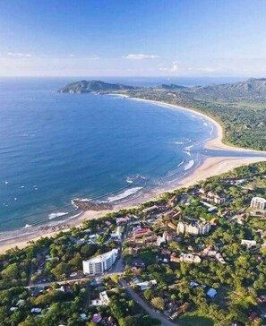 Playa en los alrededores y toallas de playa 