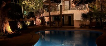 PERFECT LUXURY stay steps to the ocean, amazing food, and lots of live music! 