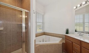 Combined shower/tub, hair dryer, towels, soap - Amazing Coastal Resort Home, Indoor/Outdoor Pools, Kayaking, Tennis, & Fishing (Berlin)