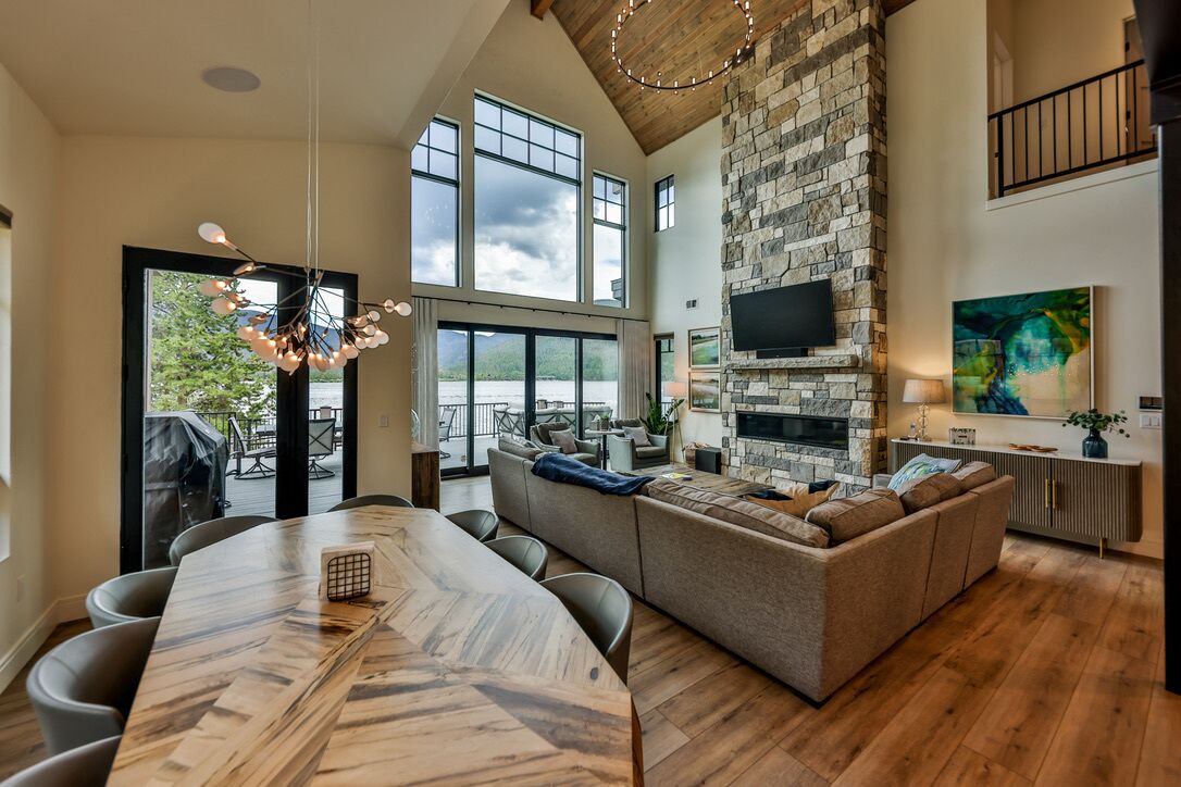 Spacious Mountain Modern Lux Lakefront Home. Hot Tub, Bunk Room, Amazing VIEWS!