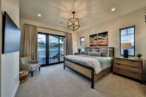 5 habitaciones, escritorio y tabla de planchar con plancha 