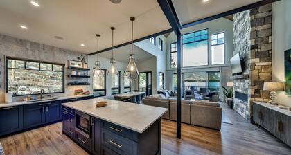 Lakefront Spacious Mountain Lux Home. Private dock, Hot Tub, Bunk Room!