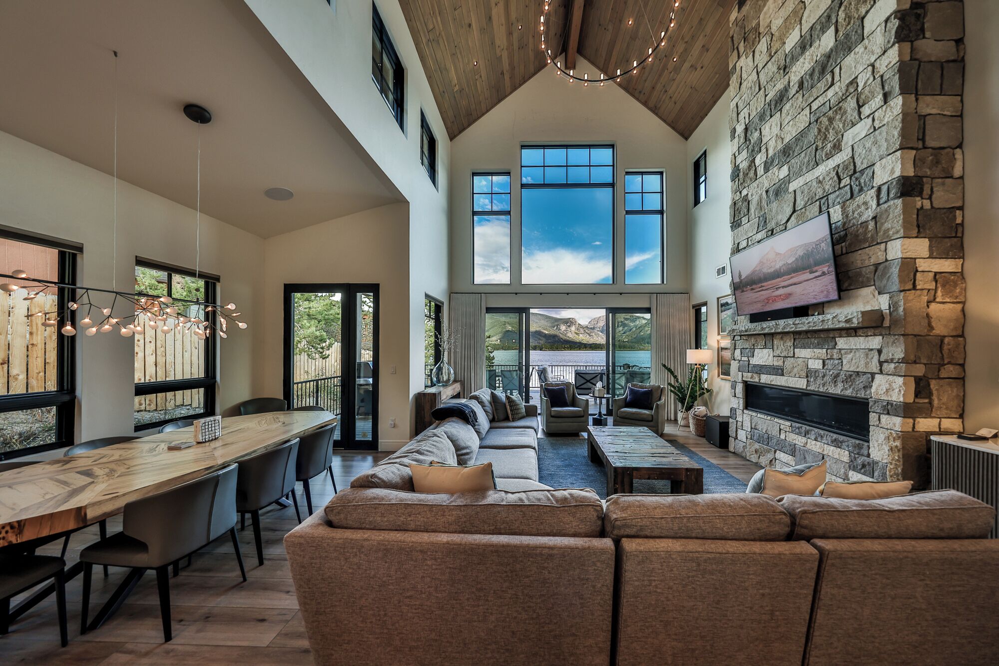 TV connectée, cheminée, jeux vidéo, baby-foot