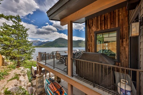 Lakefront Spacious Mountain Lux Home. Private dock, Hot Tub, Bunk Room!