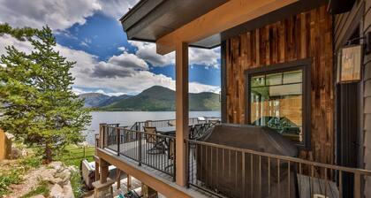 Lakefront Spacious Mountain Lux Home. Private dock, Hot Tub, Bunk Room!
