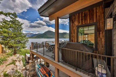 Lakefront Spacious Mountain Lux Home. Private dock, Hot Tub, Bunk Room!