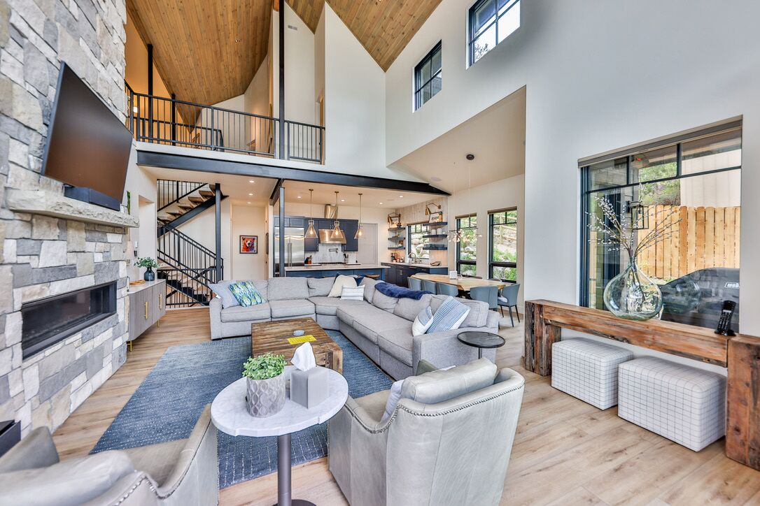 Spacious Mountain Modern Lux Lakefront Home. Hot Tub, Bunk Room, Amazing VIEWS!