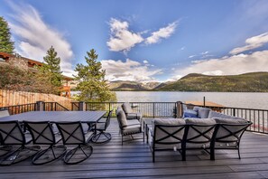 Outdoor dining - Lakefront Spacious Mountain Lux Home. Private dock, Hot Tub, Bunk Room! (Grand Lake)