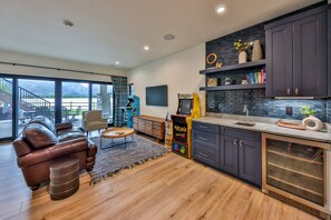 Smart TV, chimenea, videojuegos y futbolito