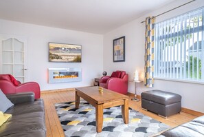 Smart TV, fireplace, stereo - Port Tara Holiday Home, close to Portballintrae Harbour and the Giant's Causeway (Portballintrae, Bushmills)