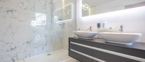 Combined shower/tub, hair dryer, towels, soap
